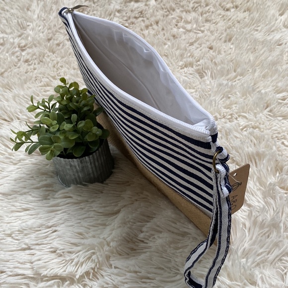 🎉HP🎉 A & O International Striped Wristlet 💗 White Navy & Tan - Picture 12 of 15